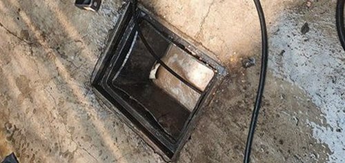 가양동 하수구막힘 배수구 물 고임과 배수 속도를 점검하는 모습